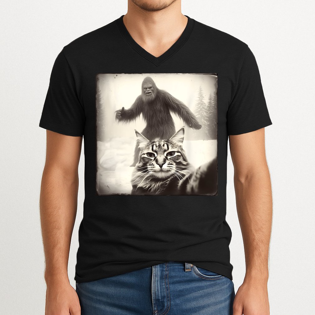 Selfie Cat Finds Bigfoot Sasquatch Funny Cat Bigfoot Photo V-Neck T-Shirt