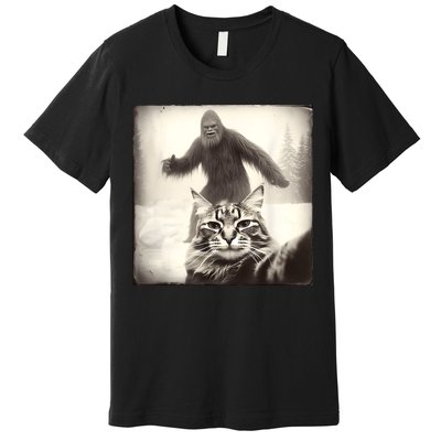 Selfie Cat Finds Bigfoot Sasquatch Funny Cat Bigfoot Photo Premium T-Shirt