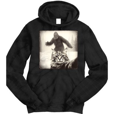 Selfie Cat Finds Bigfoot Sasquatch Funny Cat Bigfoot Photo Tie Dye Hoodie