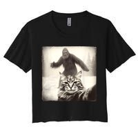 Selfie Cat Finds Bigfoot Sasquatch Funny Cat Bigfoot Photo Women's Crop Top Tee