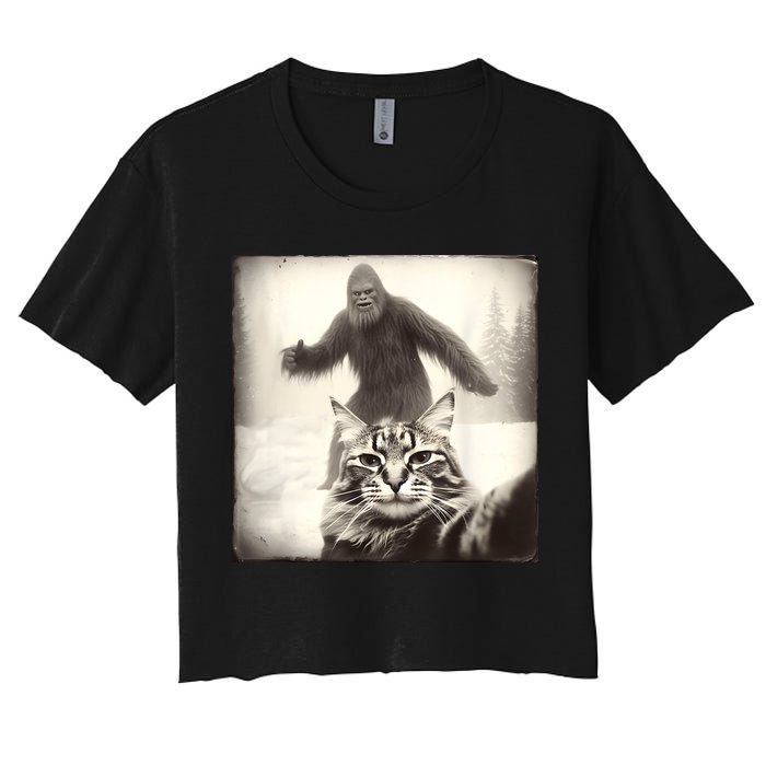 Selfie Cat Finds Bigfoot Sasquatch Funny Cat Bigfoot Photo Women's Crop Top Tee