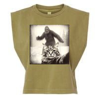 Selfie Cat Finds Bigfoot Sasquatch Funny Cat Bigfoot Photo Garment-Dyed Women's Muscle Tee