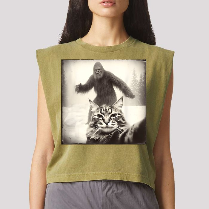 Selfie Cat Finds Bigfoot Sasquatch Funny Cat Bigfoot Photo Garment-Dyed Women's Muscle Tee