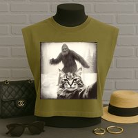 Selfie Cat Finds Bigfoot Sasquatch Funny Cat Bigfoot Photo Garment-Dyed Women's Muscle Tee