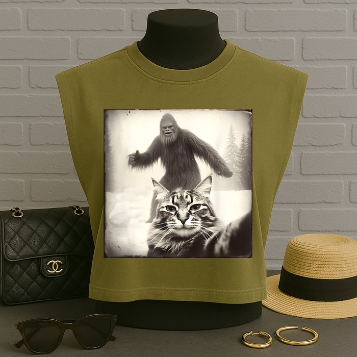 Selfie Cat Finds Bigfoot Sasquatch Funny Cat Bigfoot Photo Garment-Dyed Women's Muscle Tee