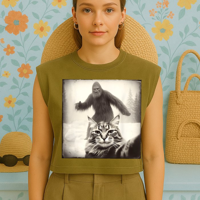 Selfie Cat Finds Bigfoot Sasquatch Funny Cat Bigfoot Photo Garment-Dyed Women's Muscle Tee