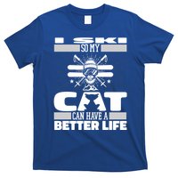 Skiing Cat Gift Winter Sports Ski Skier Meaningful Gift T-Shirt