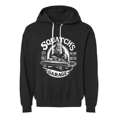 SquatchS Garage Retro – Sasquatch Bigfoot Funny Car Garment-Dyed Fleece Hoodie