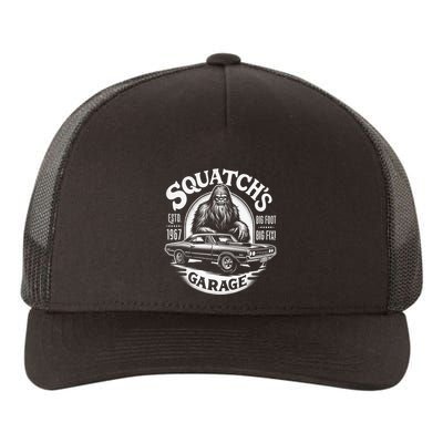 SquatchS Garage Retro – Sasquatch Bigfoot Funny Car Yupoong Adult 5-Panel Trucker Hat