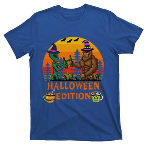 Spooky Halloween Mugs Bigfoot Alien Gifts T-Shirt