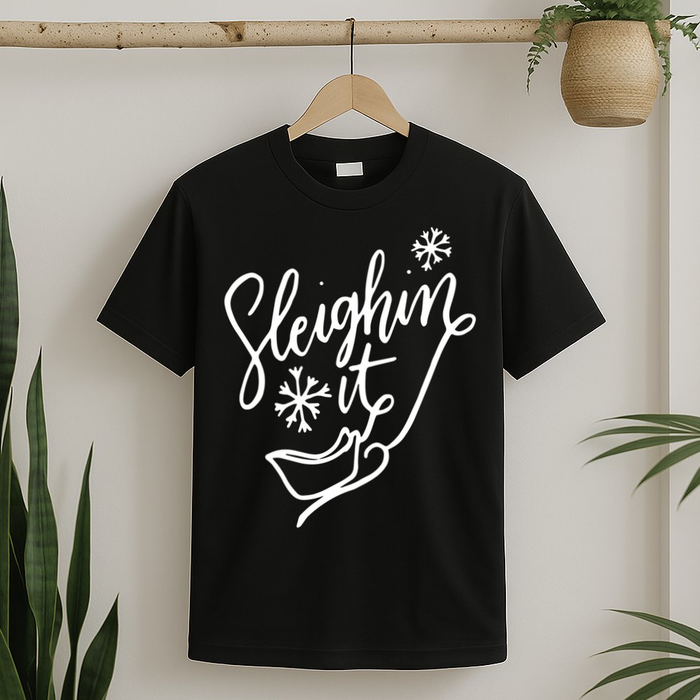 Sleighin It Funny Christmas Pun Sleighing Santa Sleigh Xmas T-Shirt