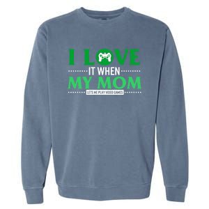 St Patricks Day Love Mom Play Video Games Saint Paddy's Day Great Gift Garment-Dyed Sweatshirt