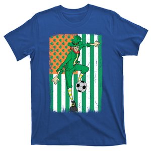 Soccer Player Leprechaun Irish American Flag St Patricks Day Cool Gift T-Shirt