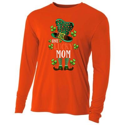 St Patrick’s One Lucky Mom Leprechaun Leopard Print Hat Gift Cooling Performance Long Sleeve Crew