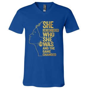 She Remembered Who She Was And The Game Changed Cute Gift V-Neck T-Shirt