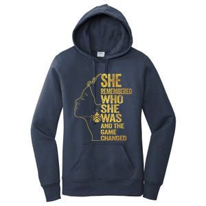 She Remembered Who She Was And The Game Changed Great Gift Women's Pullover Hoodie