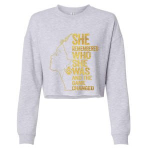 She Remembered Who She Was And The Game Changed Great Gift Cropped Pullover Crew