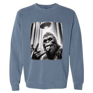 Sasquatch Selfie Big Foot Rock On Ufo Alien Funny 0hjxk2 Garment-Dyed Sweatshirt