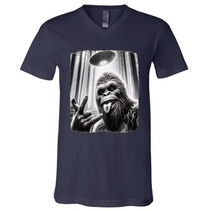 Sasquatch Selfie Big Foot Rock On Ufo Alien Funny 0hjxk2 V-Neck T-Shirt