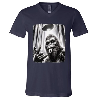 Sasquatch Selfie Big Foot Rock On Ufo Alien Funny 0hjxk2 V-Neck T-Shirt