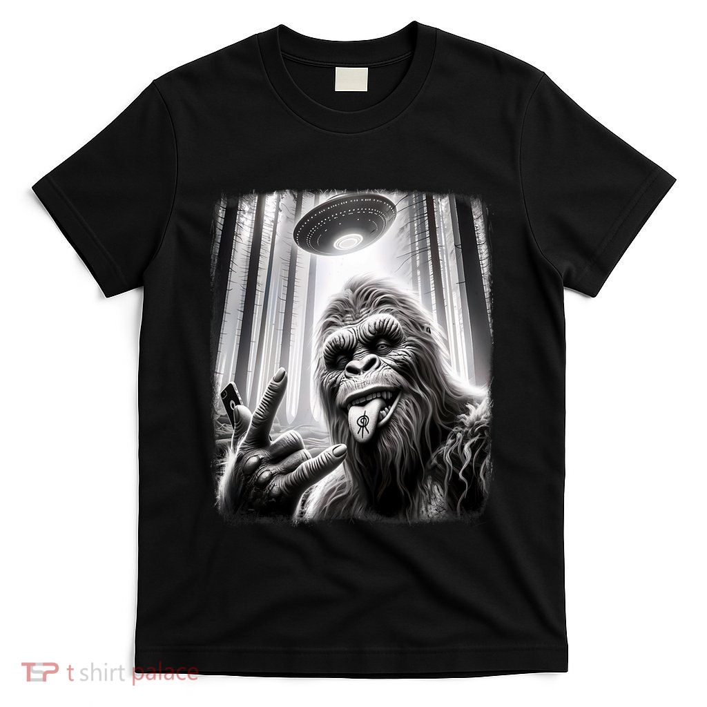Sasquatch Selfie Big Foot Rock On Ufo Alien Funny 0hjxk2 T-Shirt