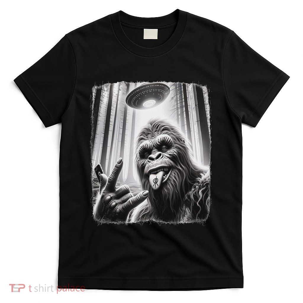 Sasquatch Selfie Big Foot Rock On Ufo Alien T-Shirt