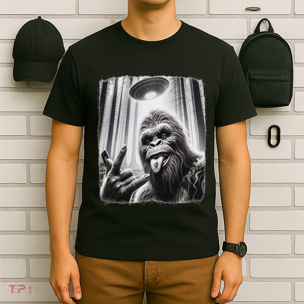 Sasquatch Selfie Big Foot Rock On Ufo Alien T-Shirt