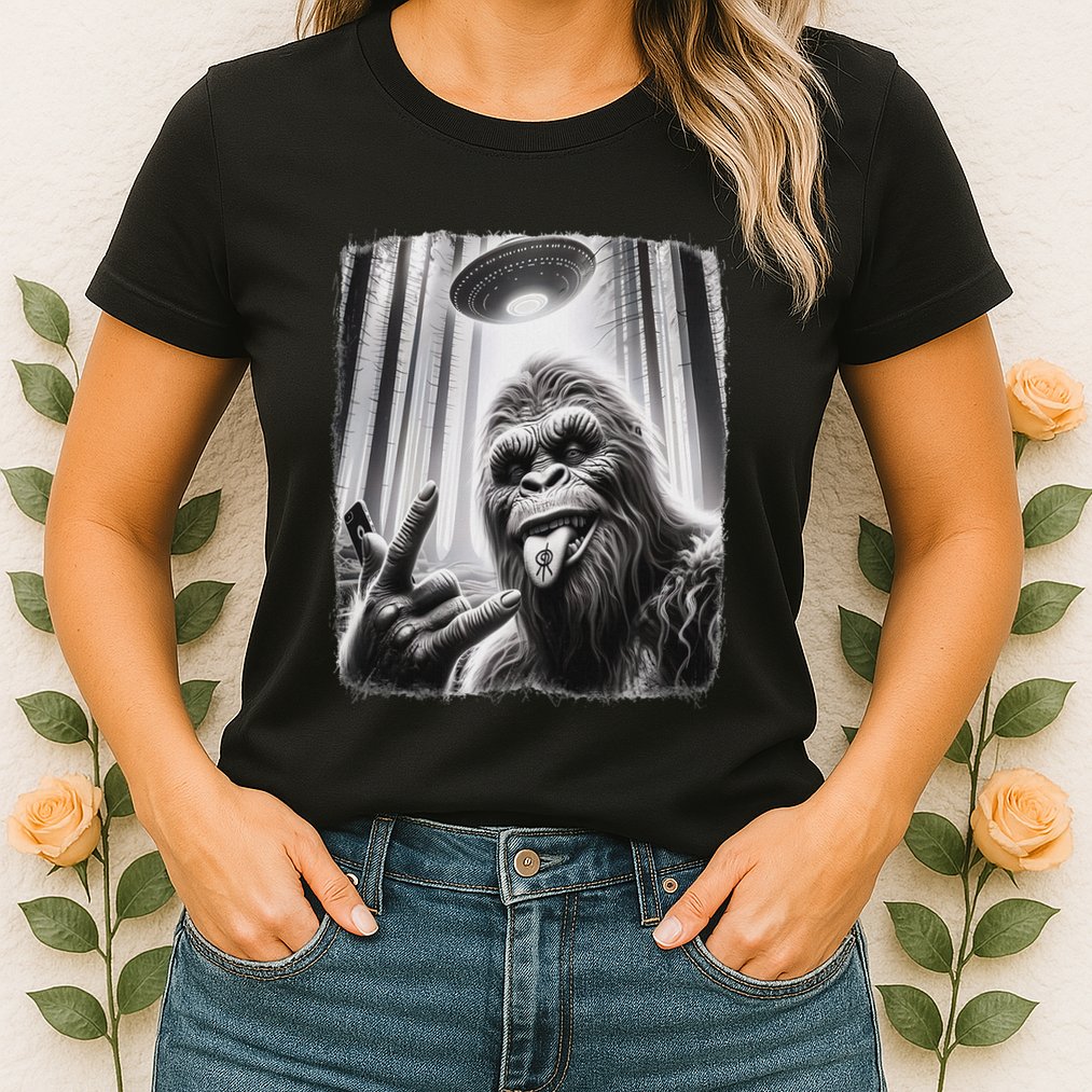 Sasquatch Selfie Big Foot Rock On Ufo Alien Womens T-Shirt