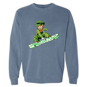 St Saint Patrick's Day Snowboard Leprechaun Snowboarding Great Gift Garment-Dyed Sweatshirt