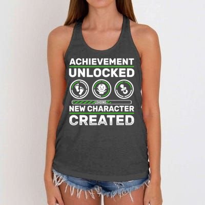 Schwangerschaft Verknden Geschenk Zocker New Character Created Pregnancy Announcement Dad Gamer  Women's Knotted Racerback Tank