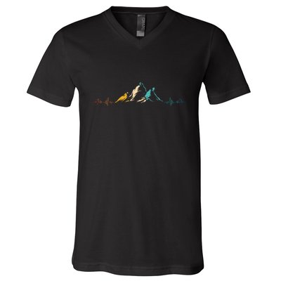 Ski Vintage Skier Heartbeat Mountains Retro Skiing ECG Gifts V-Neck T-Shirt