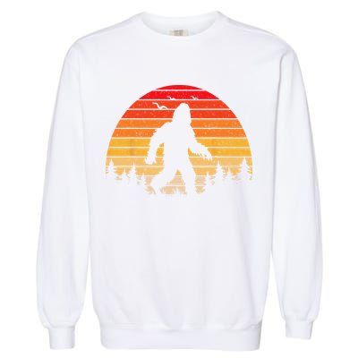 Sasquatch Vintage Sunset Bigfoot Retro Distressed 60sFunny Love Garment-Dyed Sweatshirt