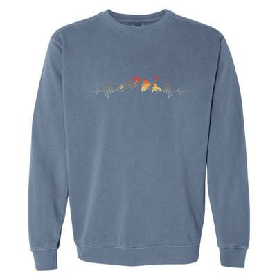 Ski Vintage Skier Heartbeat Mountains Retro Skiing ECG Gift For Skiers Garment-Dyed Sweatshirt