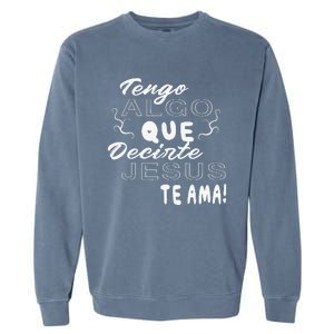 Tengo Algo Que Decirte Jesus Te Ama Spanish Christian Quotes Garment-Dyed Sweatshirt