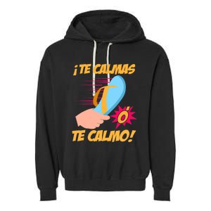 Te Calmas Ó Te Calmo Funny Spanish Funny Latina Mom Garment-Dyed Fleece Hoodie