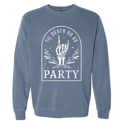 Til Death Do Us Party Retro Halloween Bachelorette Matching Garment-Dyed Sweatshirt