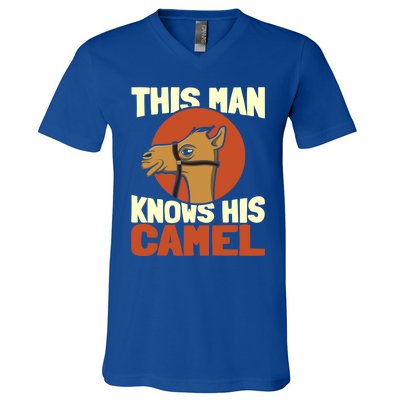 This Knows His Camels Gift Dromedary Dessert Camel Funny Gift V-Neck T-Shirt