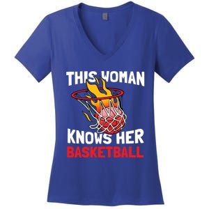 This Knows Her Basketball Gift Streetball Basketball Cool Gift Women's V-Neck T-Shirt