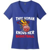 This Knows Her Basketball Gift Streetball Basketball Cool Gift Women's V-Neck T-Shirt