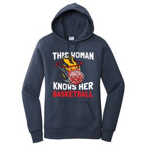 This Knows Her Basketball Gift Streetball Basketball Cool Gift Women's Pullover Hoodie