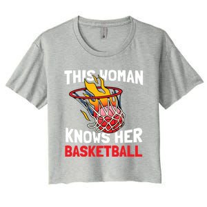 This Knows Her Basketball Gift Streetball Basketball Cool Gift Women's Crop Top Tee