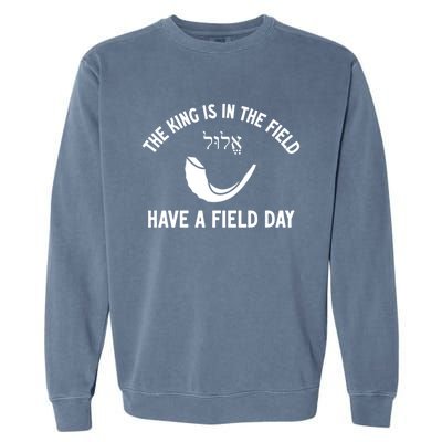 The King Is In The Field Day Jewish New Year Elul Shofar Gift Garment-Dyed Sweatshirt