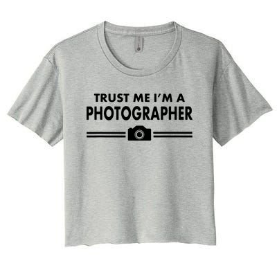 Trust Me Im A Photographer Women's Crop Top Tee