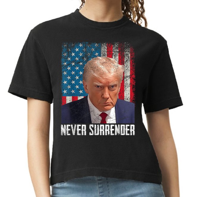 Trump Mug Shot Donald Trump Mug Shot Never Surrender Comfort Colors Boxy T-Shirt