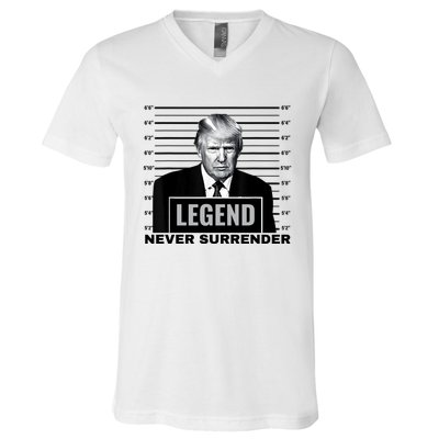 Trump never surrender 2024 Mugshot V-Neck T-Shirt