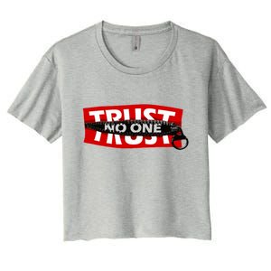 Trust No One Graphic Women's Crop Top Tee