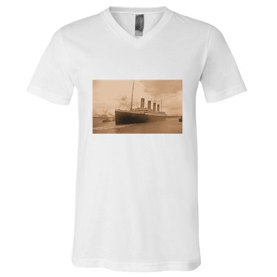 Titanic Original Photo Sepia 1912 V-Neck T-Shirt