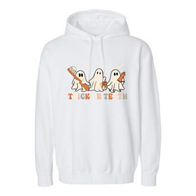 Trick Or Teeth Toothbrush Funny Boo Retro Pumpkin Halloween Gift Garment-Dyed Fleece Hoodie