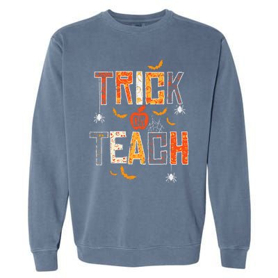 Trick Or Teach Retro Halloween Teacher Women Costume Garment-Dyed Sweatshirt