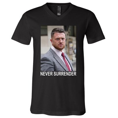 Tommy Robinson And Trump Mugshot Never Surrender V-Neck T-Shirt